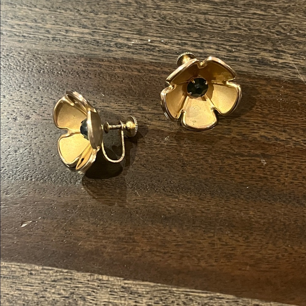 Vintage satin gold emerald green flower screw back earrings - Picture 3 of 6